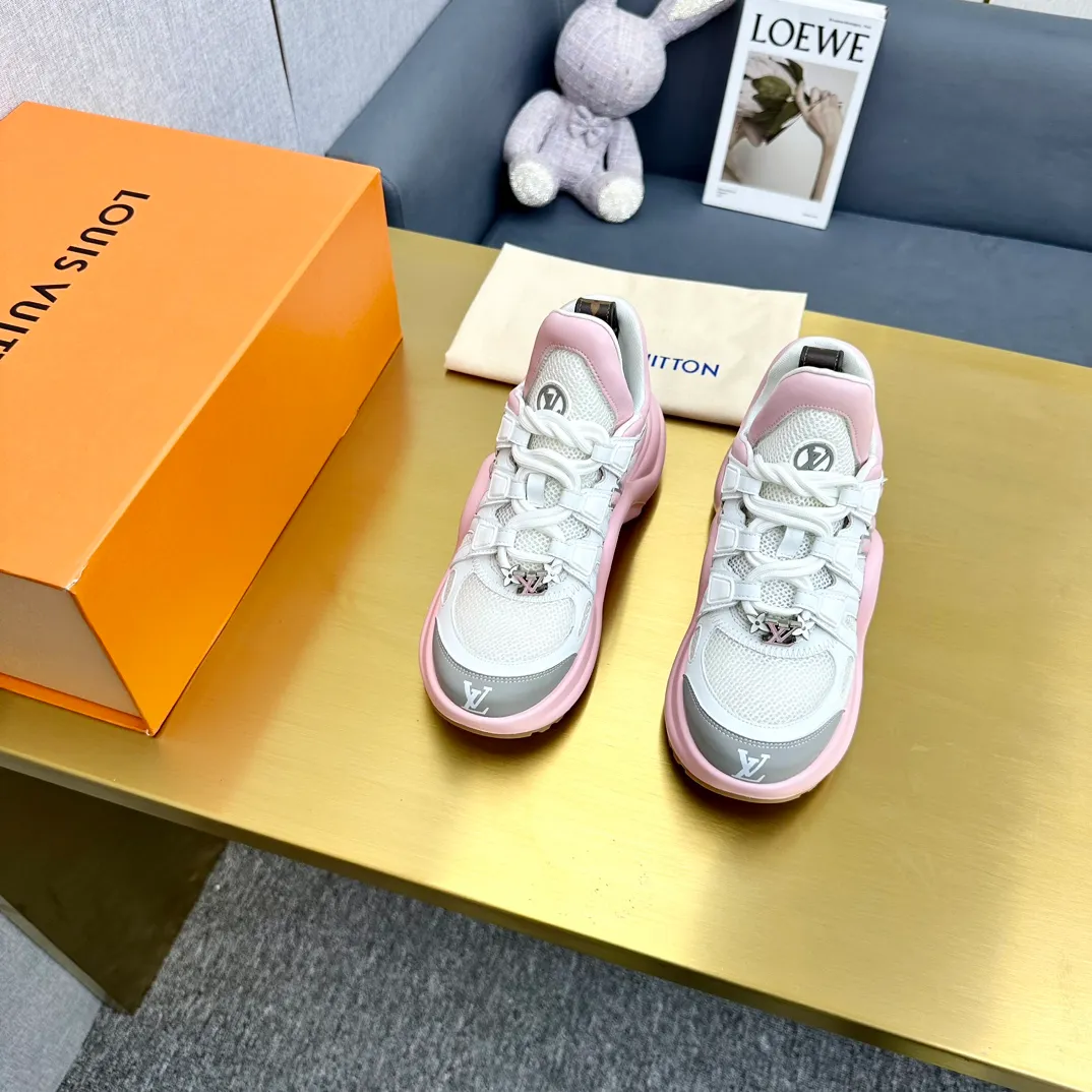 👟👟Ex-factory price 760👟👟LV donkey brand casual sports dad shoes. The bold and avant-garde design➕the distinctive wavy outsole is charming in the entire fashion circle. It is synonymous with new trends and trends. It is to be called the coolest casual sports shoe in history. Whoever wears it will become the most handsome person who turns heads. The height of the heel is about 5.5cm, and the heel is about 8mm.  🌸Imported fabrics🐂leather➕Imported🐐leather➕Imported T👟👟Ex-factory price U splicing 🌸Inner lining imported mesh fabric➕Cowhide lining Outsole vacuum foaming and T👟👟Ex-factory price U combination 🌸 Size women's size 35-41